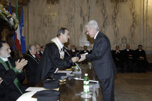 Il rettore consegna il Cherubino al professor Ariomndo