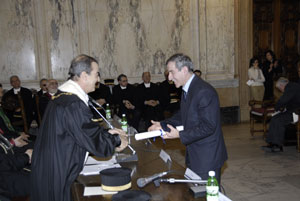 Il Rettore consegna il Cherubino al professor Crotti 