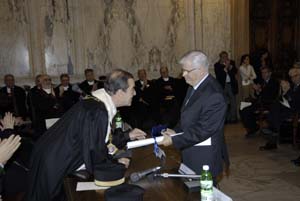 Il Rettore consegna il Cherubino al professor Martino