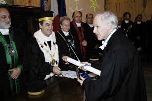 Harold Kroto riceve l'Ordine del Cherubino dal Rettore