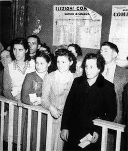gruppo di donne durante al voto