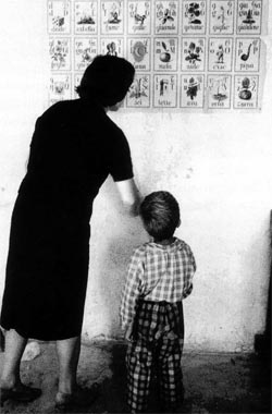 Donna che insegna l'alfabeto ad un bambino