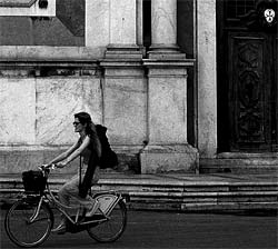 foto di studentessa in bicicletta