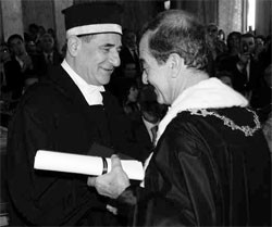 Il rettore M.Pasquali consegna la laurea honoris causa a V.Cerami