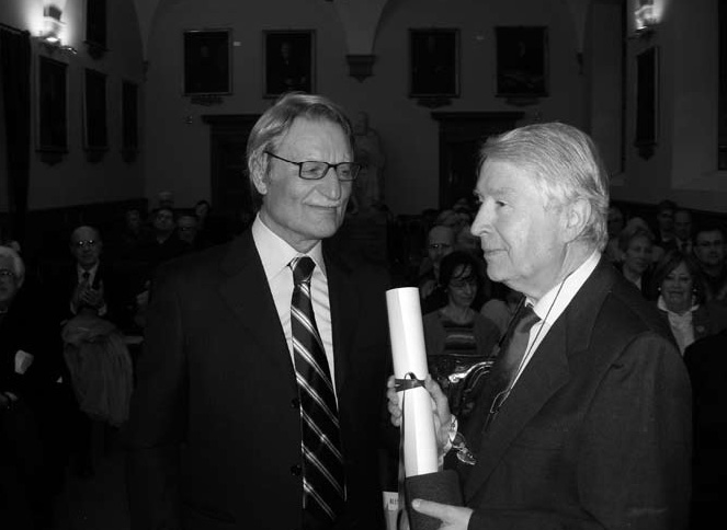 Il professor Remo Bodei con il presidente dell’ALAP, Attilio Salvetti, alla consegna del Campano d’oro