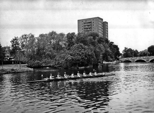 Canottieri sul fiume a Bedford.