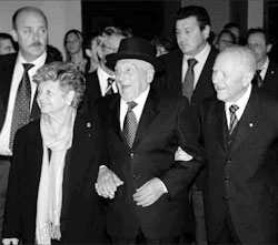 Elio Toaff accompagnato dall’ex Presidente della Repubblica Carlo Azeglio Ciampi e dalla sua consorte