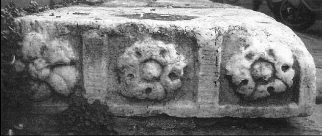 Marmo di San Giuliano di età romana reimpiegato nella scalinata della chiesa