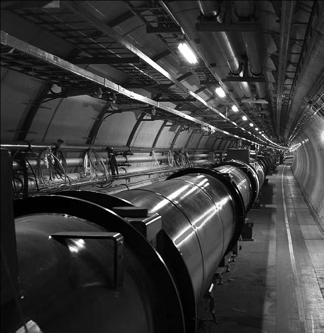 Figura 2. Tunnel di LHC con un “dipolo superconduttore” in primo piano