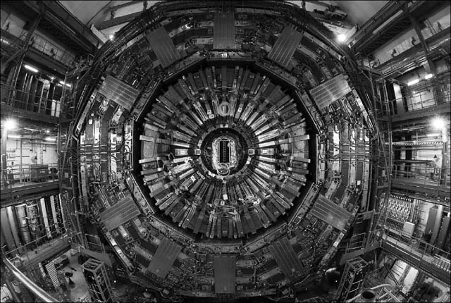 Figura 5. L’apparato sperimentale di CMS nella vista ortogonale ai fasci di LHC, prima della completa chiusura
