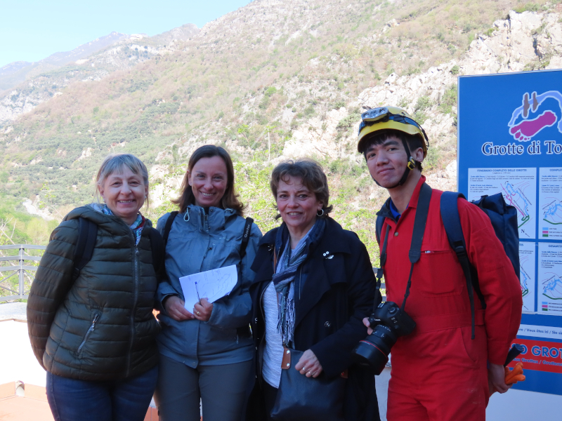 ProfStarnini e alcuni membri del gruppo di ricerca a Toirano